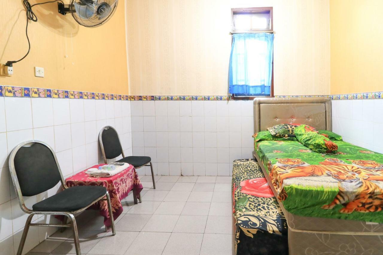 Dharmawati Homestay Syariah At Terminal Purabaya Waru Kültér fotó