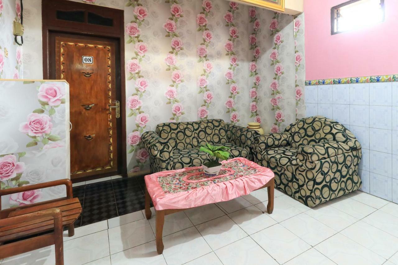 Dharmawati Homestay Syariah At Terminal Purabaya Waru Kültér fotó