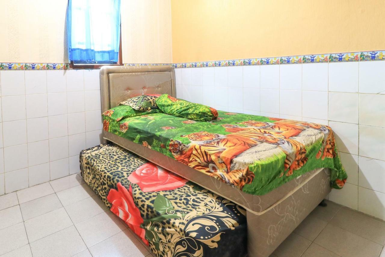 Dharmawati Homestay Syariah At Terminal Purabaya Waru Kültér fotó