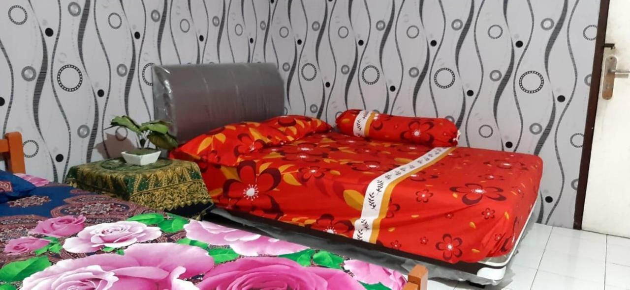 Dharmawati Homestay Syariah At Terminal Purabaya Waru Kültér fotó