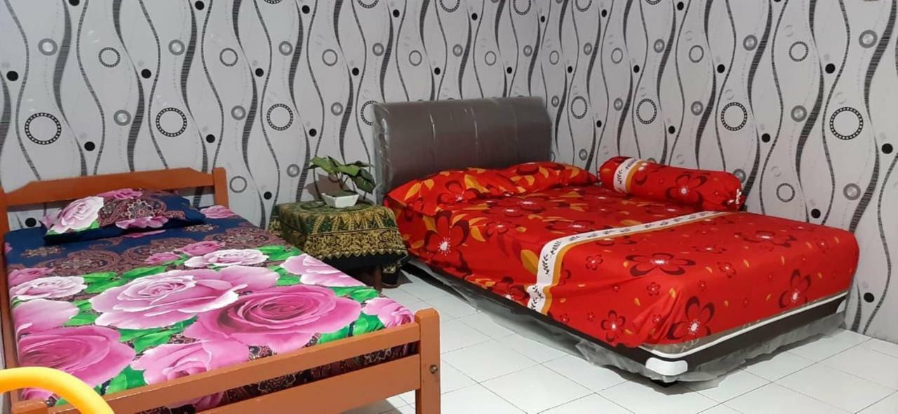 Dharmawati Homestay Syariah At Terminal Purabaya Waru Kültér fotó